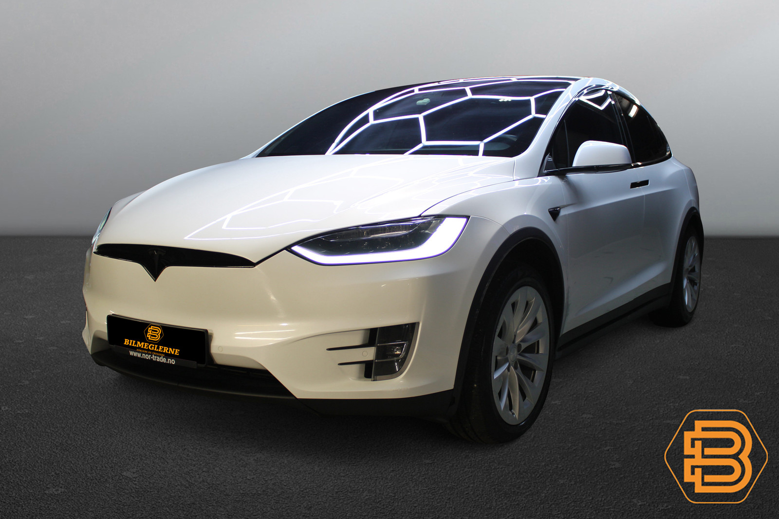 Tesla Model X image1