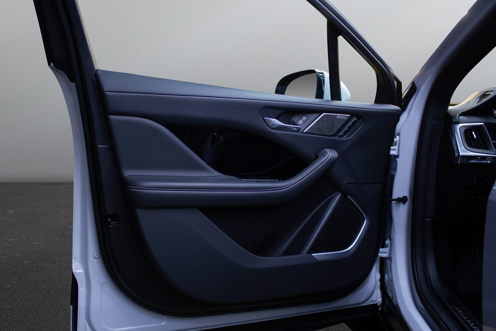 Jaguar I-Pace HSE   image13