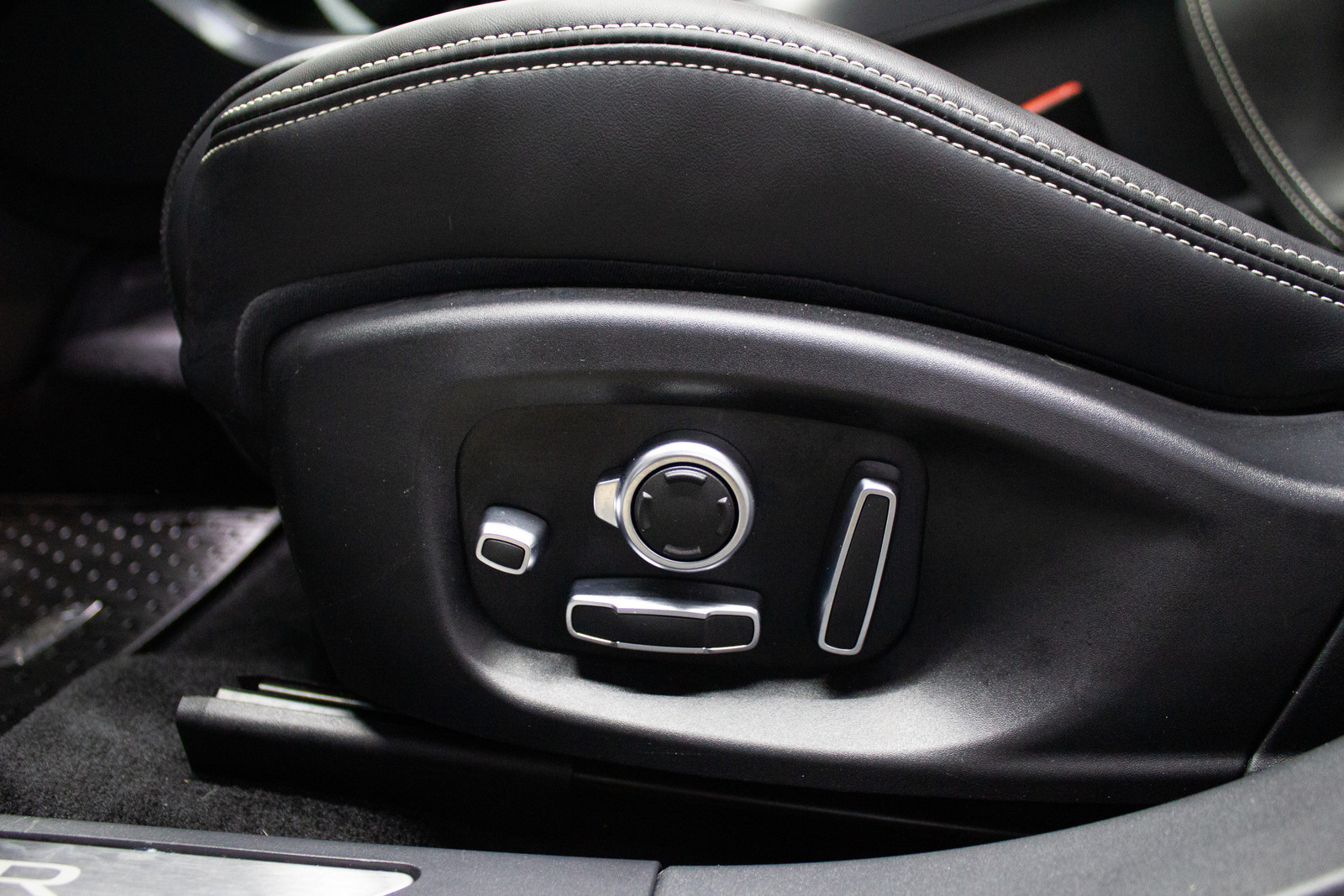 Jaguar I-Pace HSE   image15