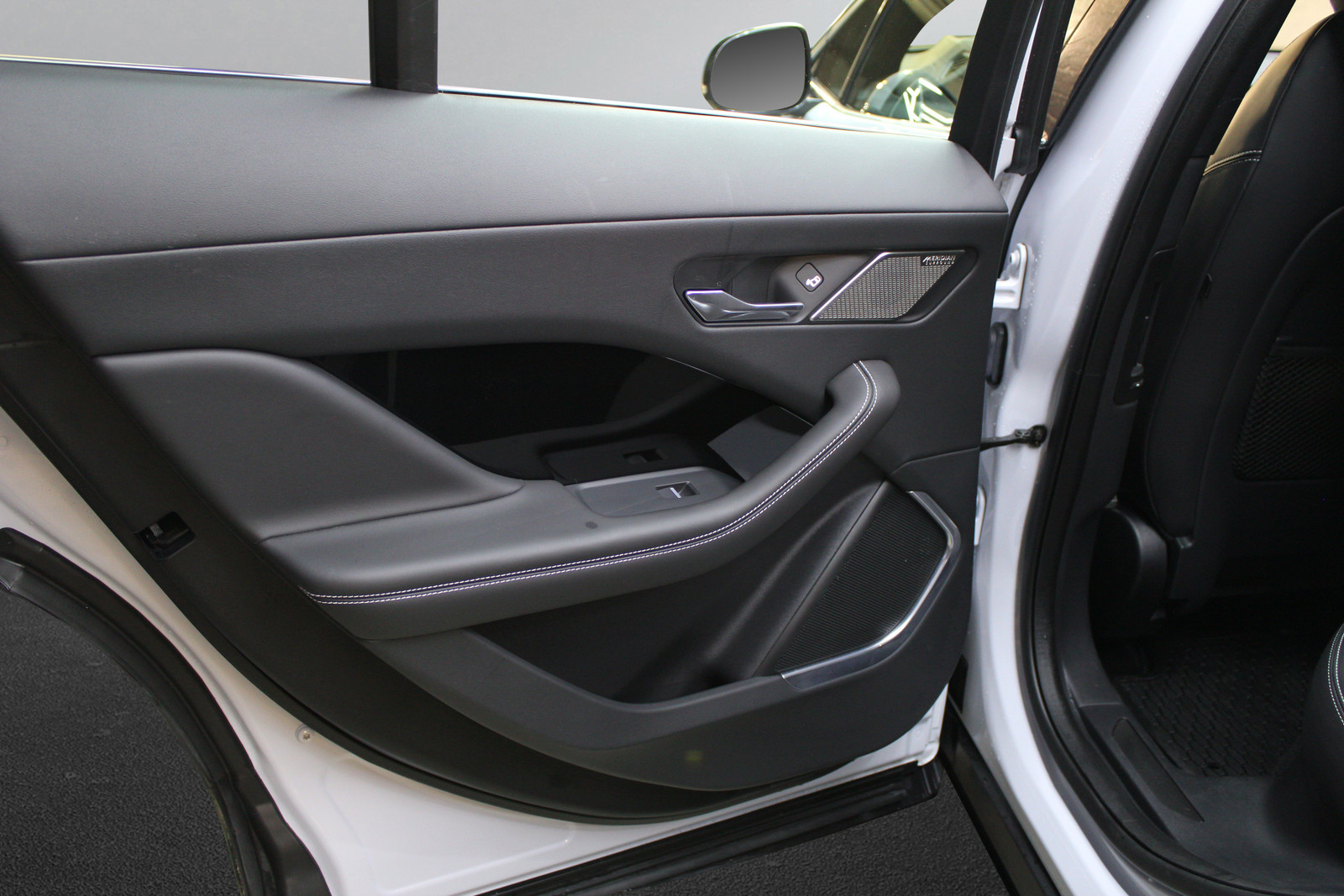 Jaguar I-Pace HSE   image17