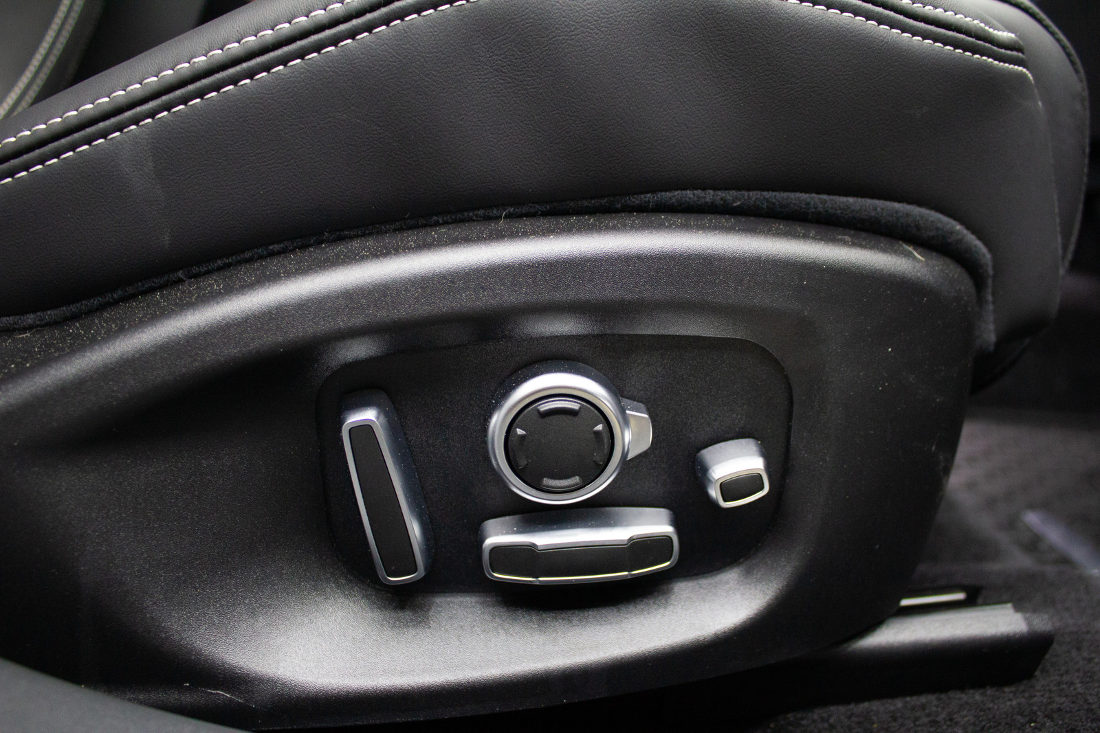 Jaguar I-Pace HSE   image22