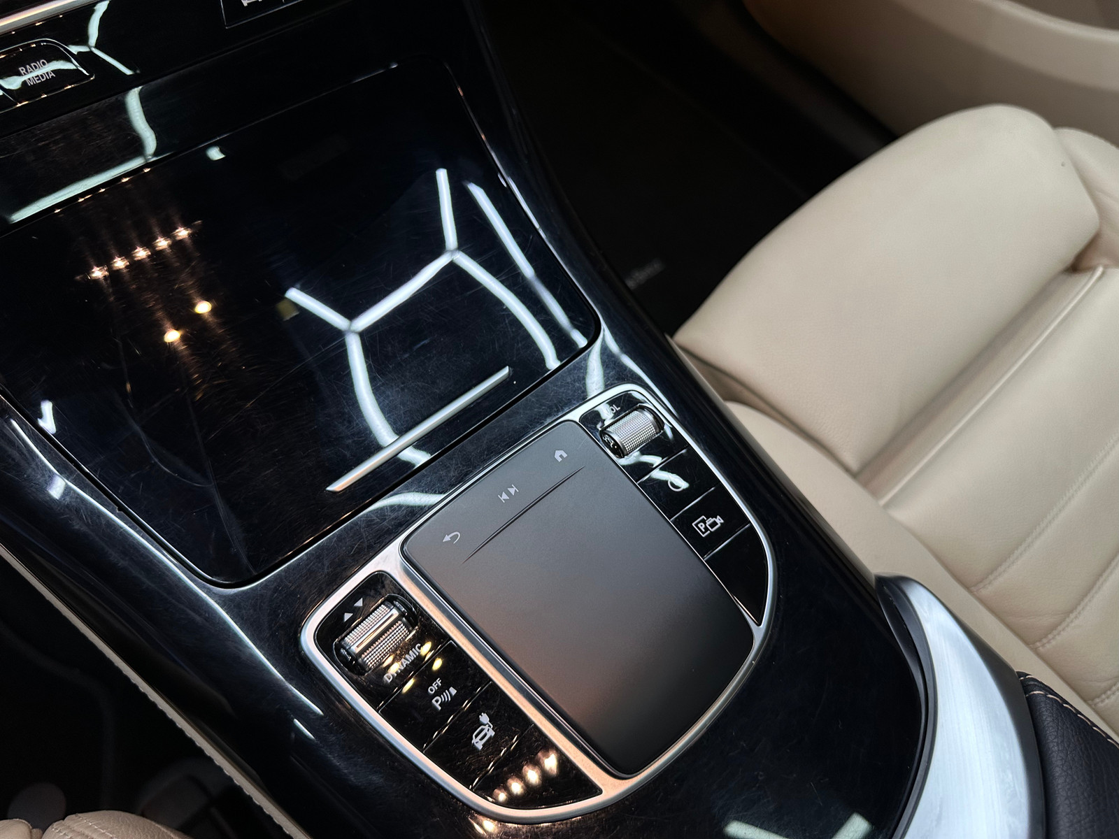 Mercedes-Benz EQC   image35